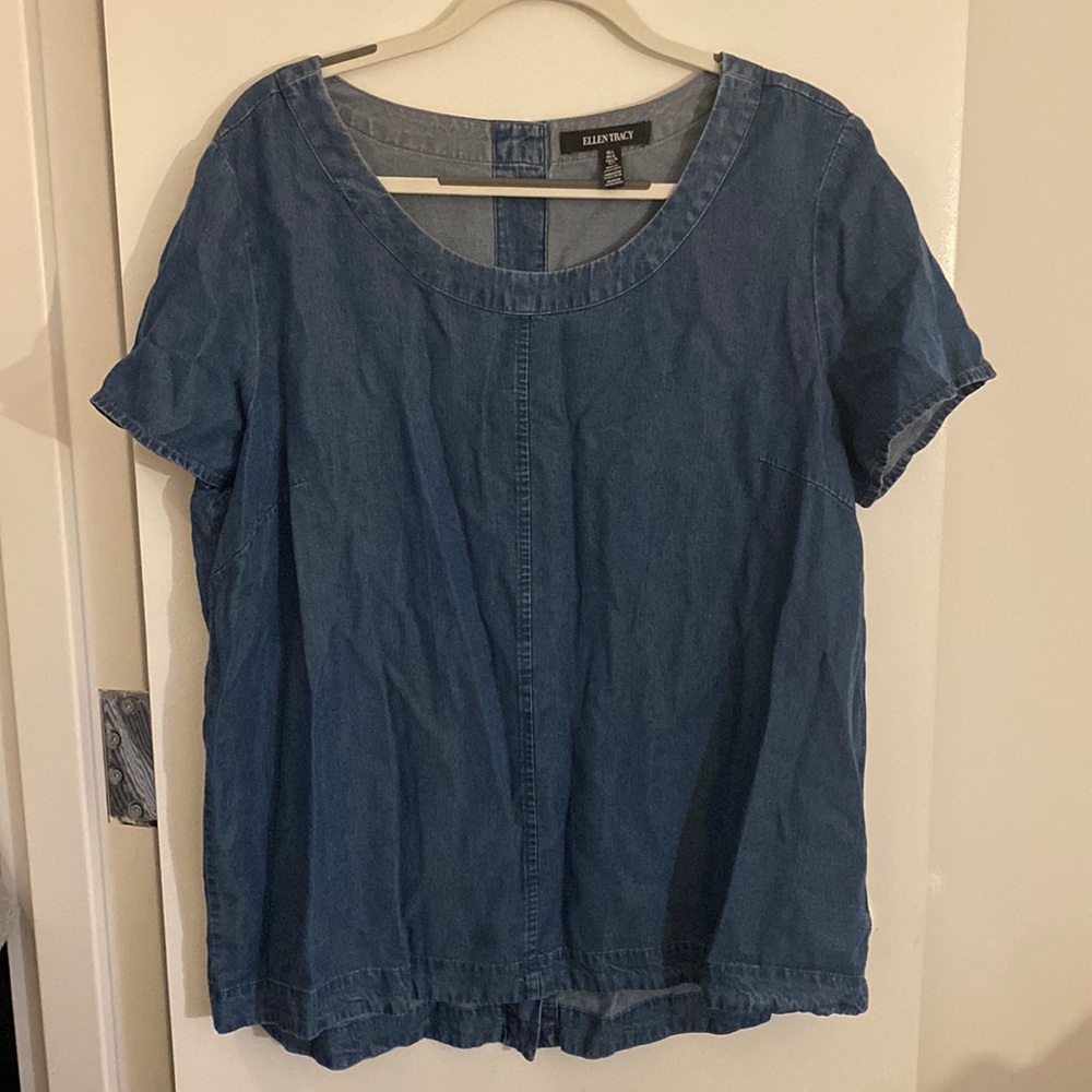 Ellen Tracy Jean top with buttons down back
